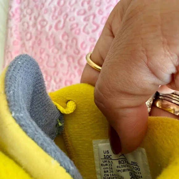 Jordan 4 Retro in Yellow and Black
Jordan Size 10 (Toddler) - Picture 6 of 7